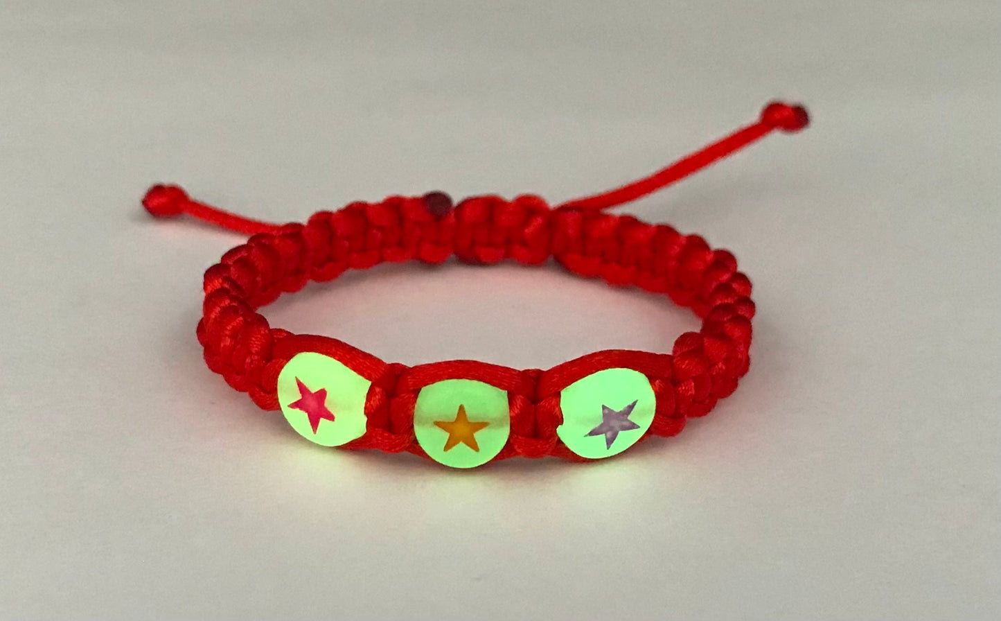 Detský pletený náramok s hviezdičkami svietiacimi v tme červený-Bracelets-DIARAfashion-Pre dievča-0-12 mesiacov-DIARA.sk