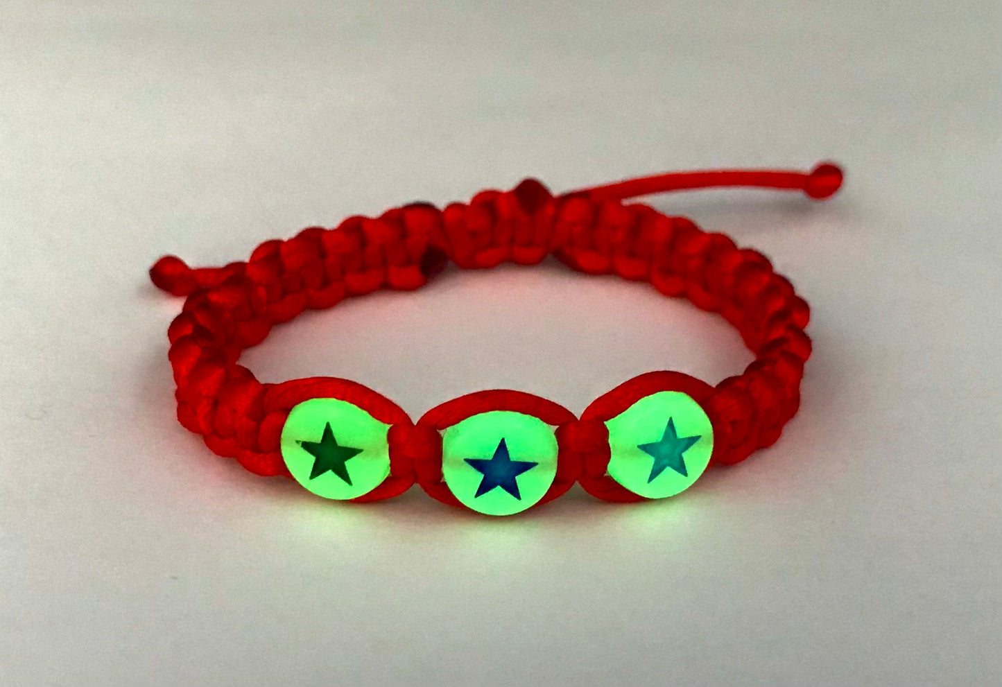 Detský pletený náramok s hviezdičkami svietiacimi v tme červený-Bracelets-DIARAfashion-Pre dievča-0-12 mesiacov-DIARA.sk