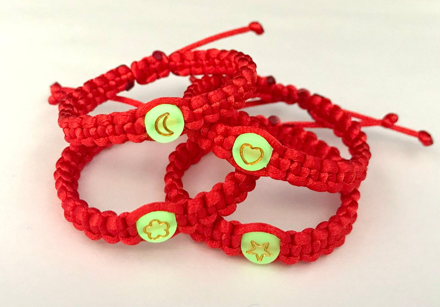 Detský pletený náramok svietiaci v tme rôzne vzory červená-Bracelets-DIARAfashion-Srdce-0-12 mesiacov-DIARA.sk