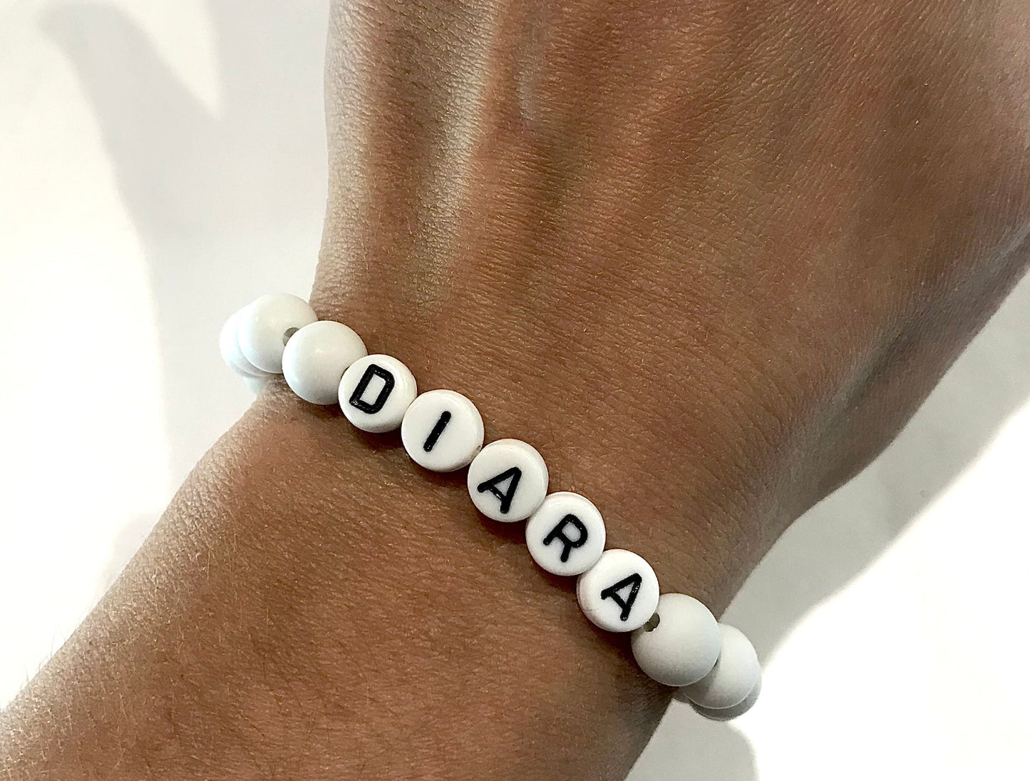 Náramok s menom z bielych korálok-Bracelets-DIARAfashion-Dámsky-DIARA.sk