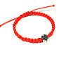 The Šnúrkový dámsky náramok štvorlístok červený is a red adjustable bracelet with a silver four-leaf clover charm, a simple talisman of luck, shown on a white background.