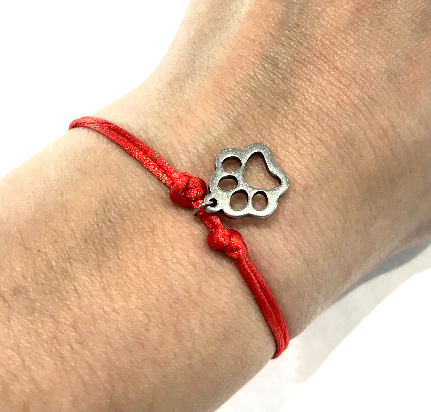 Dámsky šnúrkový náramok s príveskom psia labka z chirurgickej ocele-Bracelets-DIARAfashion-Červená-DIARA.sk