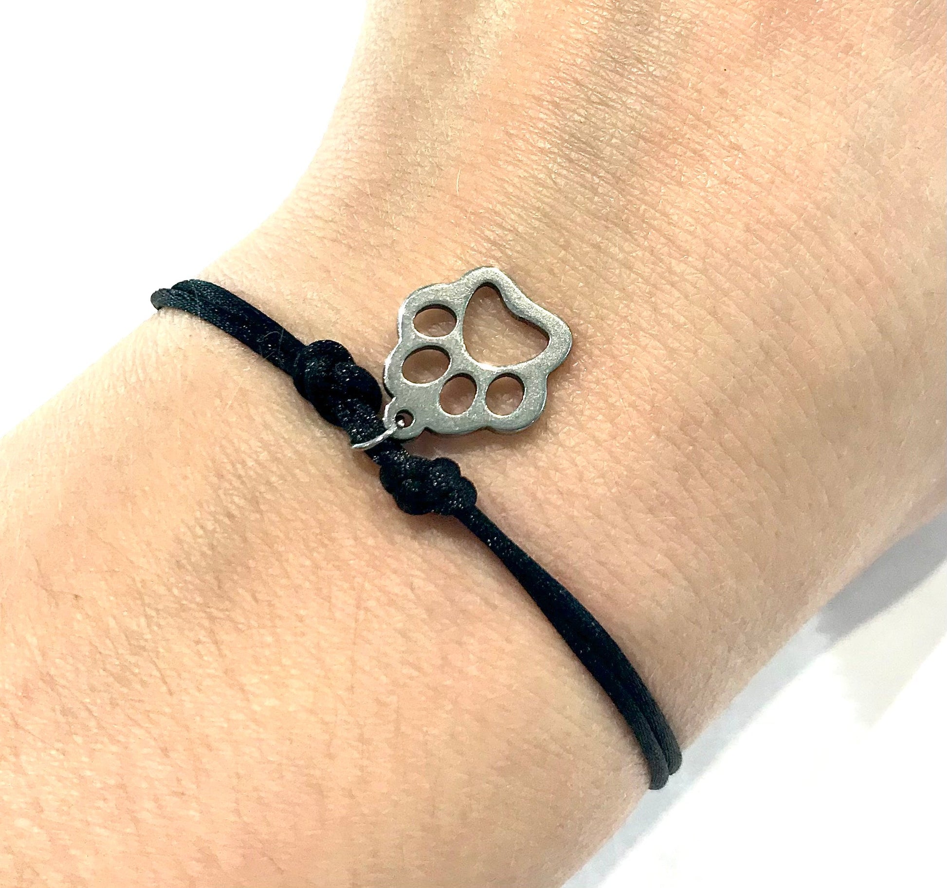 Dámsky šnúrkový náramok s príveskom psia labka z chirurgickej ocele-Bracelets-DIARAfashion-Červená-DIARA.sk