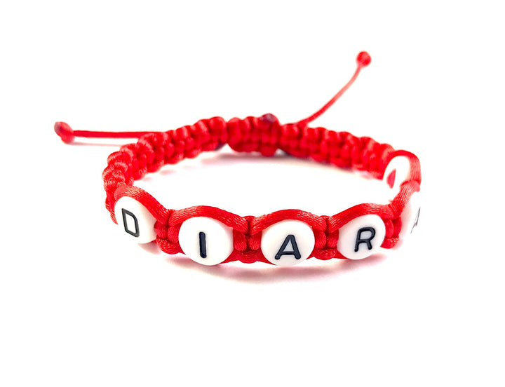 Detský pletený náramok s menom a srdiečkom červený