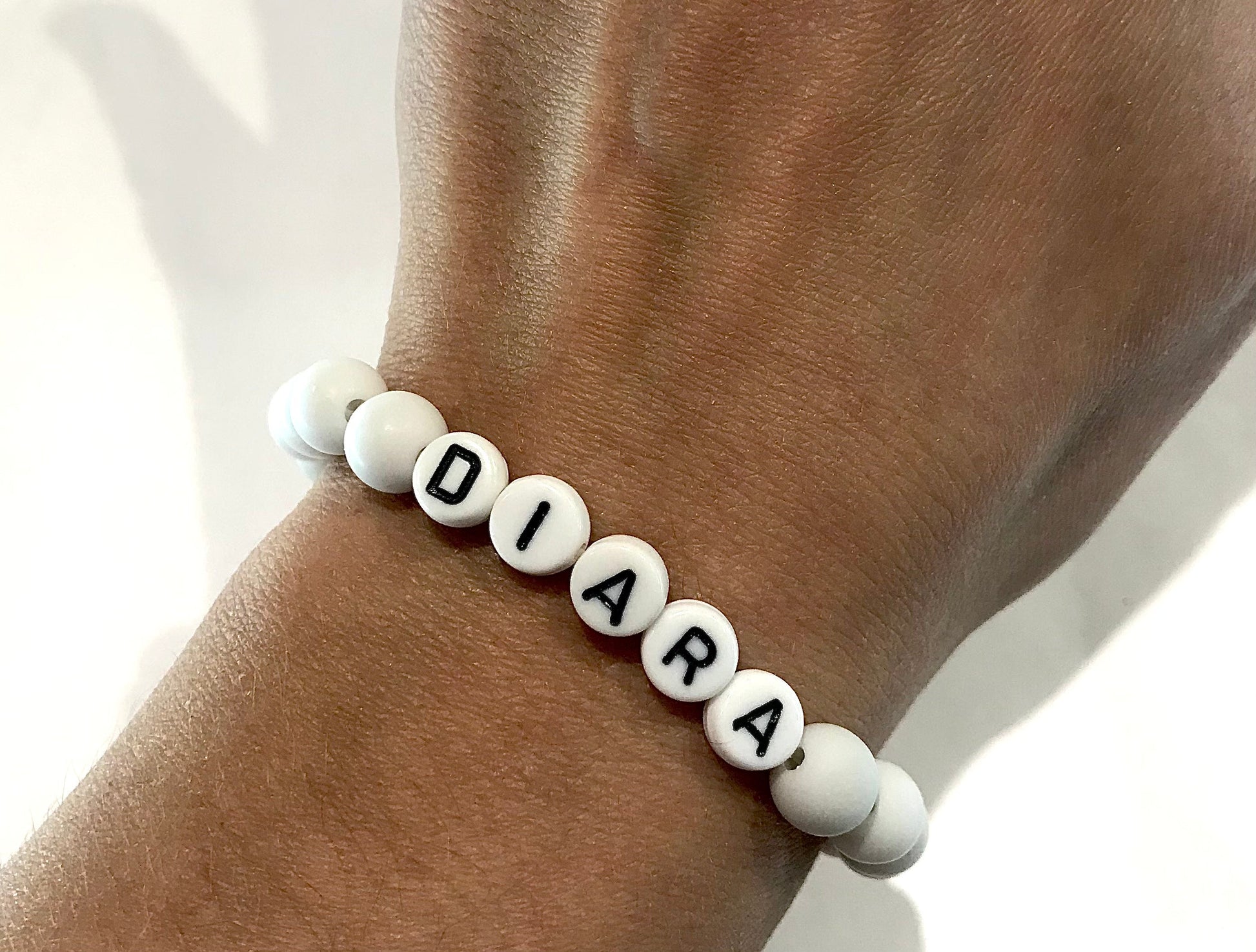 Náramok s menom z bielych korálok-Bracelets-DIARAfashion-Dámsky-DIARA.sk